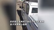 奶奶去买菜，竟将孩子锁在车子后备箱里，路人听到哭声紧急报警！