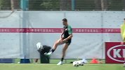 葡萄牙备战训练C罗狂秀大腿 写满了绝杀怪力