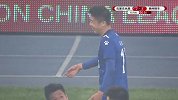 永昌领先情况下球员依旧严肃 冯绍顺抢断亮鞋底将对手铲飞