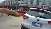 开车被拦，交警都看的脸红，男司机一楞：我能用这“玩意”吗？