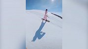 穿着旗袍滑雪！这个美女真有创意 关键是技术非常赞
