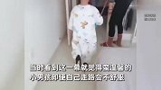 妈妈穿高跟鞋游玩太伤脚，小孩哥不顾异样目光，穿妈妈高跟鞋行走