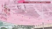 暴雨天学生淋雨跑800米体测，现场人员无权叫停，教育局：等审批下来雨可能停了