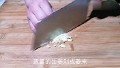 豆腐切成小丁，加2个鸡蛋，不炒不炸不炖，不管做多少都不够吃