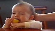 宝宝吃下酸水果的爆笑表情