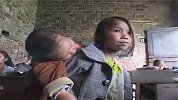 实拍苗族九岁女生带弟上课 哄弟弟娴熟如妈妈