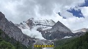 雪崩瞬间！雪沿岩壁翻滚倾泻惊心动魄，游客淡定拍视频，景区回应