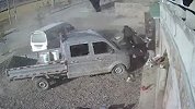 家中煤气罐突然爆炸，女子被震出数米远后转身冲进现场救夫救子