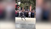 黑人耍中国功夫！有模有样 路人纷纷围观
