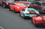 杭州街头20辆超跑齐贴"嫁给我" 交警:扣！