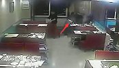 男子招呼邻桌食客喝酒 一言不合端火锅泼对方头上
