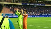 中国足协杯-17赛季-王大雷戴琳单独谢场申花球迷  蓝魔高呼大雷回家-新闻