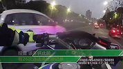 为什么抓我？26次违法未处理 女司机与交警上演惊险追逐战