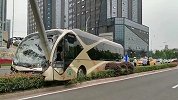浙江温州一BRT公交车撞上路标杆，铁柱直插前挡风玻璃