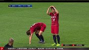 两名鹿岛球员禁区倒地不是点球？ 铃木优磨被队友误伤撞倒