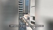 安康一吊车倾倒砸到大楼，住建局回应：司机操作不当，没有伤亡