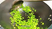 青椒煎鸡蛋好多人都煎烂了，大厨教你饭店做法，外酥里嫩香气扑鼻