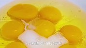 胡萝卜加鸡蛋这么随手一蒸，营养丰富，配上蘸料可好吃了