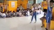 【广东】深圳一学校学生光膀子午休，老师办公室开空调