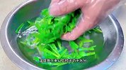 把韭菜放开水中烫一下，出锅以后家人都抢着吃，又香又嫩又好吃