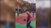 篮球-18年-年龄不是问题！爱打篮球的老大爷告诉你什么是热爱-专题