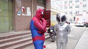 奥特曼真人版：邪恶外星人遇上蜘蛛侠，两人决定联手对付奥特曼