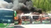 员工随手丢烟头酿大祸！五台山景区一停车场内6辆公交烧成废铁