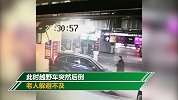 恐怖！女司机车库猛然倒车 老人被顶墙上遭挤压