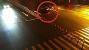 男子酒后开车将七旬老人撞飞数米后逃逸 监控记下车祸瞬间