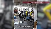 小狗在健身房被一脚踹飞，从此多了一个心眼，再有人靠近时被吓出“震刀”