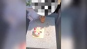 死亡不是终点遗忘才是！网友带蛋糕看望已故10年的朋友，随后的画面让人触动