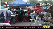 服装摊防盗 派人坐梯子上