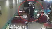 男子招呼邻桌食客喝酒 一言不合端整锅滚烫火锅泼对方头上