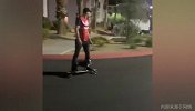 UFC夜魔化身滑板少年！还给自家狗狗搭了趟顺风车