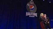 NFL-1617赛季-季后赛-超级碗-Lady Gaga艰难尝试将橄榄球抛向观众-专题