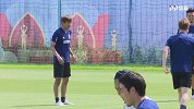 日本队空中传接球训练 乾贵士失误引队友调侃