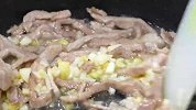 一包榨菜加一包酸菜，搭配米粉一起煮，酸辣开胃，嗦粉越吃越过瘾