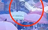 云南一女司机因太紧张 上坡操作不当致皮卡车后溜“悬挂”斜坡上