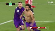 机智！萨拉赫庆祝逃过两队友魔掌 神奇低头一下整到两队友
