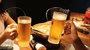 为阻止女友饮酒从25楼抛下整箱啤酒 合肥男子主动投案获刑