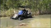 沼泽越野车 河里当游艇开