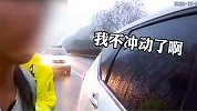 醉酒男子怒摔手机想"任性"一把  认清来人后秒怂"不冲动了"