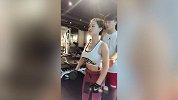 性感美女学员健身香汗淋漓 教练看的眼神都直了