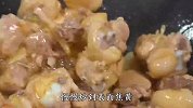 胡萝卜木耳炒鸡，你按我的方法做，又香又嫩，好吃到根本停不下来