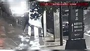 男子捡了300元，以为意外之喜，打开车门瞬间破防，放在车里的38000元现金被偷光