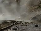 四川乐山一公路山体滑坡：滚滚巨石倾泻而下，围观路人淡定拍摄