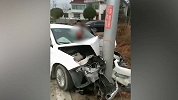 悲剧！轿车撞上路边标牌杆后排乘客没系安全带 撞破挡风玻璃身亡
