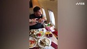 马拉多纳豪华私人飞机享午餐 手肘端酒杯老当益壮