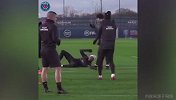 尴尬！姆巴佩训练中竟被弟媳穿裆 掩面倒地遭队友“嘲笑”