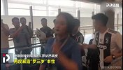 不愧罗三岁！C罗刚到中国就调皮 趁工作人员拍照突然泼水